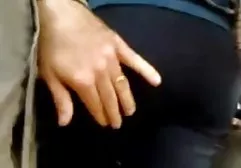 ஒரு அழகான அழகிக்கு ஒரு பெரிய டிக் கொண்ட சுவரில் ஒரு துளை