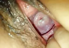 கொழுப்பு முதிர்ந்த பெண் கையை கன்னத்தில் அசைத்தாள்