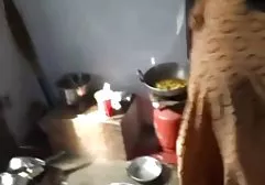 முதிர்ந்த ரஷ்ய அத்தை அவளைப் பார்த்துக் கொண்டிருந்த ஒரு பையனைப் பிடித்தாள்