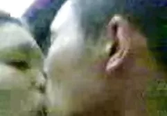 அழகான குழந்தை கேசி காடுகளில் அந்நியர்களை உணர்ச்சிவசப்படுகிறார்