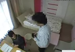 நீக்ரோ ஒரு இறுக்கமான யோனி அழகி தனது பெரிய டிக் வைத்து