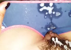 போனி ஷ்மாரா அழகாக சேவல் மீது குதித்துள்ளார்