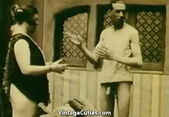 அந்த பெண் உணர்ச்சியுடன் தனது மார்பகங்களை மூடிக்கொண்டு பெரிய முலைகளை கசக்கினாள்