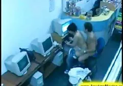 அழகான பெண் ஃபாலஸ் காதலன் மீது குதித்தாள்