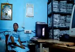 18 வயதான அலினா ஒரு பையனுடன் பழகினாள்