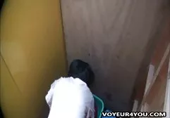 பையன் அதற்கு மதிப்பு இல்லை, அந்த பெண் அவனைத் துடைக்கிறாள்