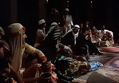 கர்ப்பிணி பிச் ஒரு பசியின்மை கழுதையில் சிக்கி டிக் உறிஞ்சும்