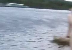 அழகா ஹெலன் குளியலில் புண்டையை மூடிக்கொள்கிறார்