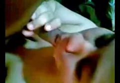 குழந்தை அவளது பிளவுகளைத் துடைக்கும்போது சேவல் உறுப்பினரை உறிஞ்சி உறிஞ்சுகிறது