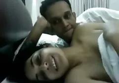 கவர்ச்சியான ஜூலியா விரல்களை விரட்டுகிறது
