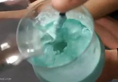 அம்மா சிறு குழந்தைகளுடன் விளையாடுகிறார்