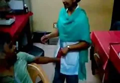 வெள்ளை கிழிந்த பாடிபில்டர் கருப்பு பெண்