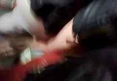 அதிர்ஷ்டசாலி இரண்டு மார்பளவு அழகிகள் கடிக்கிறான்