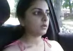 பெரிய மார்பக பெண் ஜன்னல் வழியாக ஆடைகளை அவிழ்த்து விடுகிறாள்
