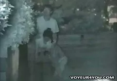பெரிய ஸ்டாலியன் புலம் தொப்பியில் அழகி நடப்பட்டது