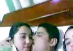 மோசமான பெண் புண்டையில் இருந்து பாலை கசக்கி, உணவை சேர்க்கிறாள்