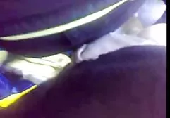 மெஷில் வெள்ளை காலுறைகளில் பேட்டரி கட்டப்பட்ட கன்னி