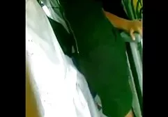 சூடான ரெட்ஹெட் பிச் பச்சை குத்தப்பட்ட ஒரு ஆணுக்கு தனியா கொடுக்கிறது மற்றும் முட்டைகளை நக்குகிறது