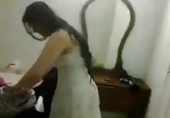 ஒரு மனிதன் மூன்று சிறுமிகளை ஆடைகளில் இறுக்கமாகக் கட்டினான்