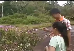 டெஸ்ஸாவின் அமெரிக்க காதலி ஒரு டிக் சவாரி செய்கிறார்