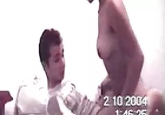 நிர்வாண பெண் எழுந்து தன் காதலனின் இழப்பைக் கண்டுபிடித்தாள்
