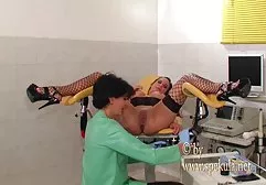 நிறமற்ற முடி நக்கும் புண்டைகளுடன் இரண்டு முறைசாரா லெஸ்பியன்