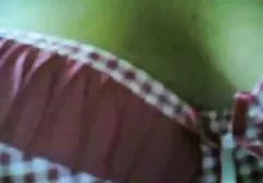 ஒல்லியாக இருக்கும் ஜிம்னாஸ்ட் தனது ரொட்டியை அகலமாக விரித்து கழுதையில் கொடுக்கிறார்