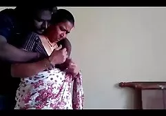 ஸ்லட்டி செவிலியர் சிறுநீர்ப்பை சுயஇன்பம் கொண்ட ஒரு மனிதனை மகிழ்விக்கிறார்