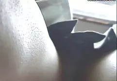 கணவன் சவுக்கால் அடித்து மனைவியைப் பிடிக்கிறான்