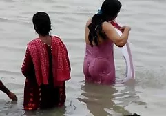 வளர்ந்த சகோதரி தனது சகோதரனை சூடாக வளர்த்தார்
