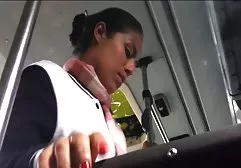 அழகான டஹிடியன் பெண் உறிஞ்சும் மற்றும் செக்ஸ்