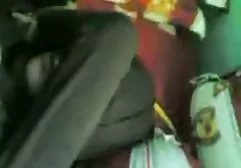 தாடி ஆண் நிற்கும் கன்ட் அழகி