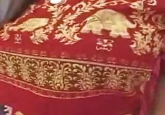 சிவப்பு காலுறைகளில் ஒரு பெண்ணுடன் இரட்டை ஊடுருவல் கடின செக்ஸ்