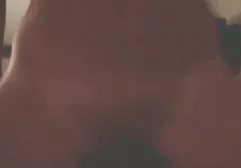 கட்டப்பட்ட ஏழை பெண் தன் எஜமானியின் கால்களைக் கழுவுகிறாள்