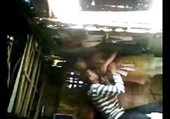 கவர்ச்சியான குழந்தையிலிருந்து அழகான ஜெர்கிங் கால்கள்