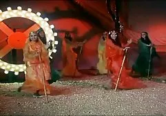 சூடான குஞ்சு தீவிரமாக ஒரு இளஞ்சிவப்பு அதிர்வுடன் துள்ளிக் குதித்து வெறித்தனமாக முடிகிறது