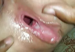மொட்டையடித்த கண்ட் கொண்டு ஈரமான டைட்ஸில் சிறியது