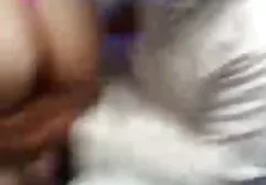 இந்த குஞ்சு குதத்தில் பிடிக்க விரும்புகிறது