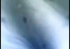 மெல்லிய குழந்தைகள் சமையலறை மேசையில் லெஸ்பியன் கரேஸை அனுபவிக்கிறார்கள்