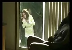 பெண்கள் ஊஞ்சலில் மற்ற ஆண்களுடன் பழகச் சென்றனர்