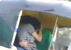 சிறிய ஃபிலிபினா பணத்திற்காக வெள்ளை மனிதனைப் பிடிக்கிறார்