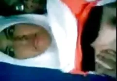 காலரில் உள்ள பையன் கடமையாக திருமதி கால்களை நக்கினான்.