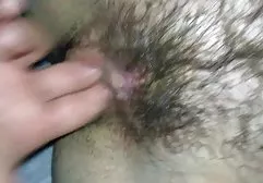 கறுப்பு காலுறைகளில் அழகான MILF ஒரு இளம் ஆண் அடித்து நொறுக்குகிறது
