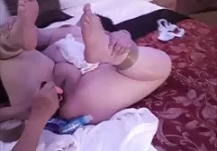 ஒரு சிறந்த கழுதை கொண்ட பொன்னிற குடிசை தனது கூட்டாளருக்கு தன்னைக் கொடுத்தது