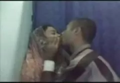 முகமூடியில் ஒரு பெரிய வயிறு மனிதன் அவரை ஒரு கட்டுப்பட்ட பெண்ணாக மாற்றினான்
