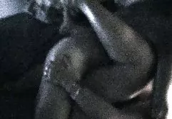 கேமராவுடன் நிர்வாண குழந்தை நகரத்தின் நடுவில் உள்ளது